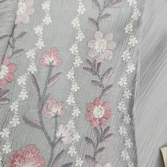 Savanna Jane Floral Embroidered Top in Light Gray/ Pink Size Small - Picture 7 of 13